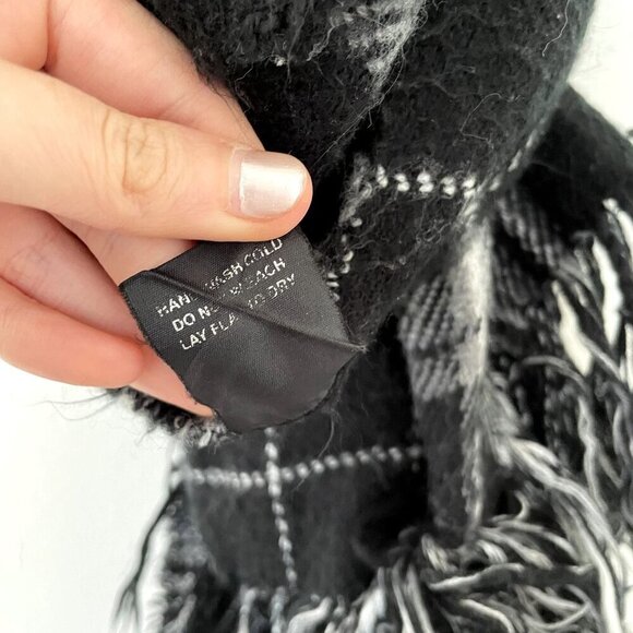 Steve Madden black and white blanket scarf infinity style casual warm winter - Picture 6 of 6